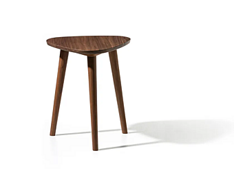 Table basse triangulaire en bois massif Gervasoni Brick 242 usine Gervasoni de l'Italie