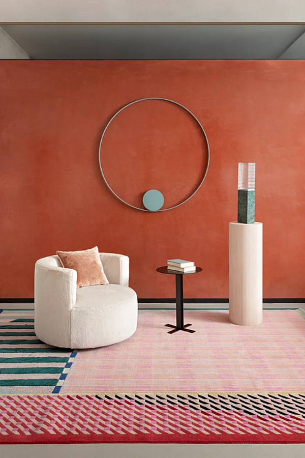 Fauteuil pivotant en tissu avec accoudoirs Saba Chance usine SABA de l'Italie. Foto №3