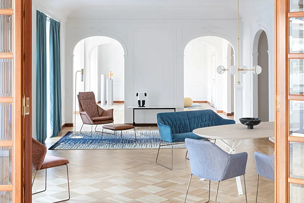 Chaise avec structure en métal et tissu rembourré Saba collection New York usine SABA de l'Italie. Foto №7