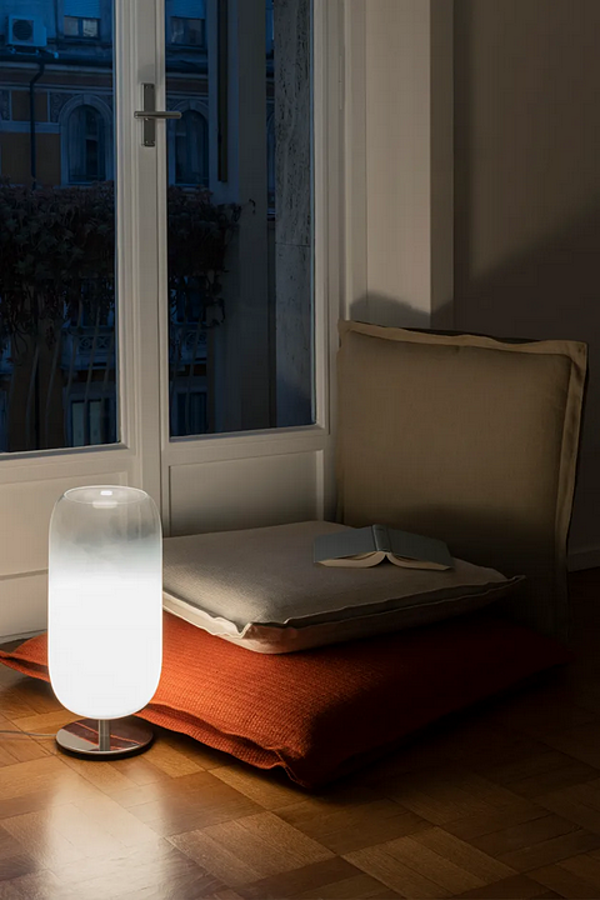 Lampe de table en verre soufflé LED Gople Artemide usine Artemide de l'Italie. Foto №12