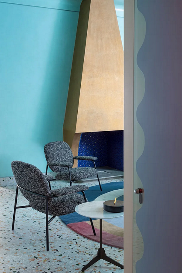 Fauteuil en tissu avec accoudoirs Saba Philo usine SABA de l'Italie. Foto №5