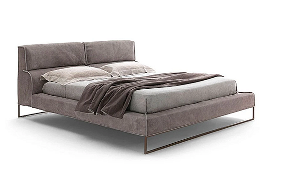 Lit double avec tête de lit rembourrée en tissu Frigerio Cloud Bed usine Frigerio de l'Italie. Foto №1