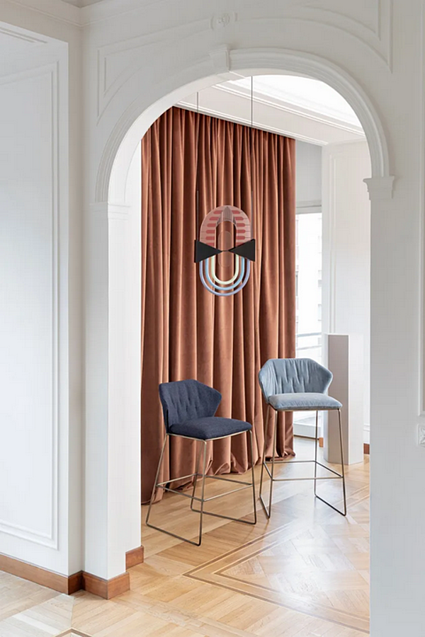 Tabouret en tissu avec repose-pieds Saba collection New York usine SABA de l'Italie. Foto №5