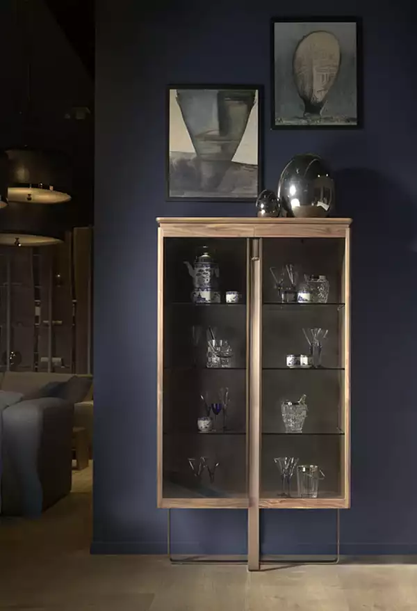 Cabinet d'affichage en noyer Leonardo avec portes en verre par ARTE BROTTO usine Arte Brotto de l'Italie. Foto №3