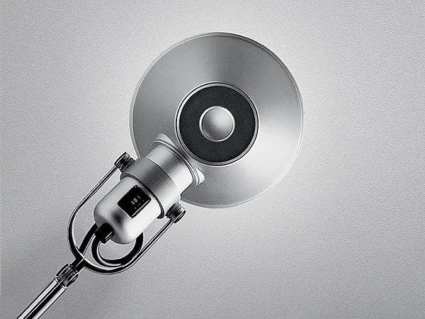 Lampe de table en aluminium avec bras articulé Artemide Tolomeo Mini A005500 usine Artemide de l'Italie. Foto №4