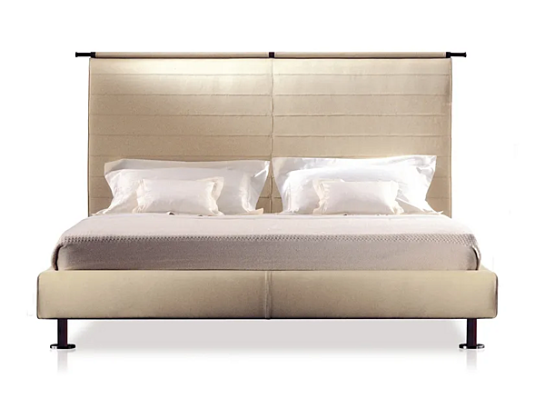 Lit double avec tête de lit rembourrée en tissu GIORGETTI KAO usine GIORGETTI de l'Italie. Foto №1