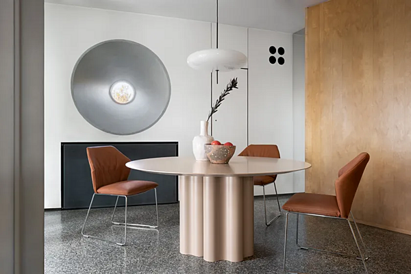 Table ronde avec base en polyuréthane et plateau MDF laqué Teatro Magico Saba usine SABA de l'Italie. Foto №3