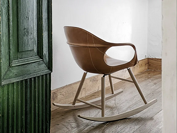 Chaise berçante en cuir tanné avec accoudoirs Kristalia Elephant Rocking usine Kristalia de l'Italie. Foto №2