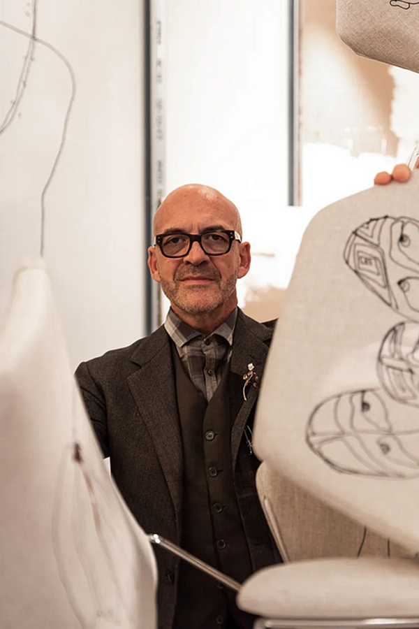 Chaise en tissu rembourrée sur base traîneau Saba New York par Marras usine SABA de l'Italie. Foto №7