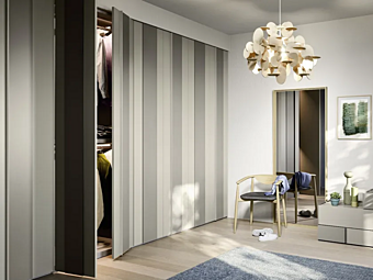 Armoire avec portes battantes plissées en bois NOVAMOBILI usine NOVAMOBILI de l'Italie