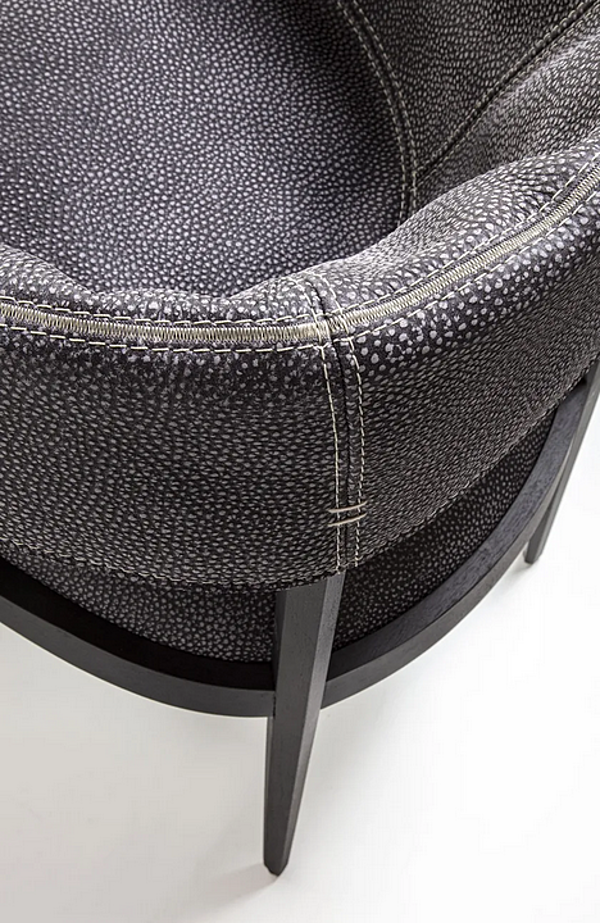 Fauteuil en cuir rembourré avec accoudoirs Liza Frigerio usine Frigerio de l'Italie. Foto №3