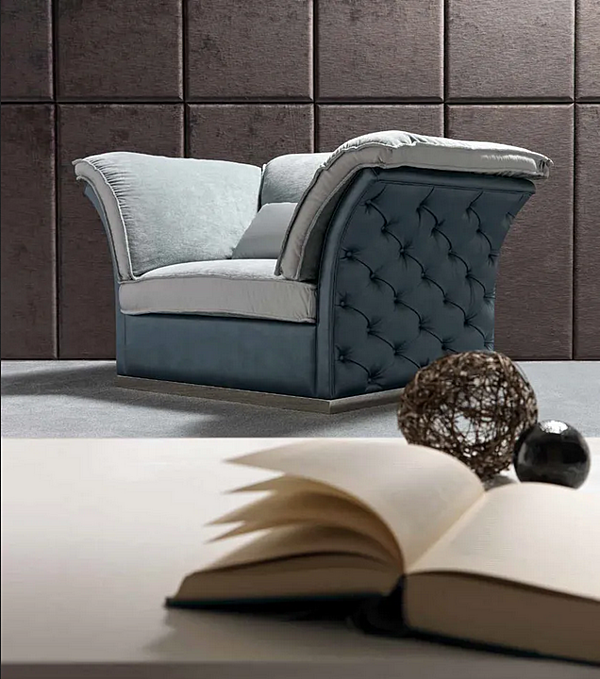 Fauteuil en tissu capitonné avec accoudoirs CORTEZARI TIAGO 693 usine CORTE ZARI de l'Italie. Foto №3