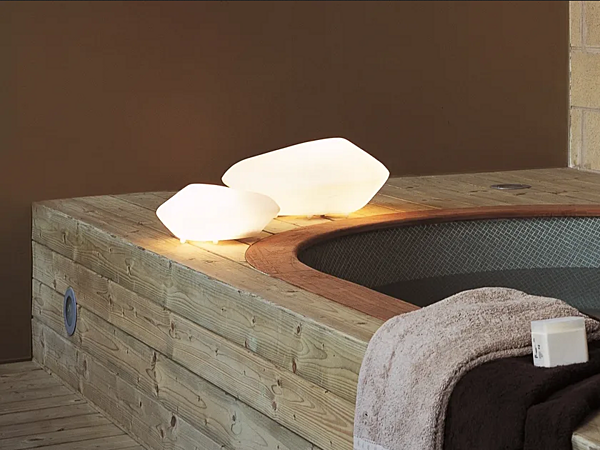 Lampe de table extérieure en polyéthylène LED Stones Oluce 207 208 215 usine Oluce de l'Italie. Foto №2