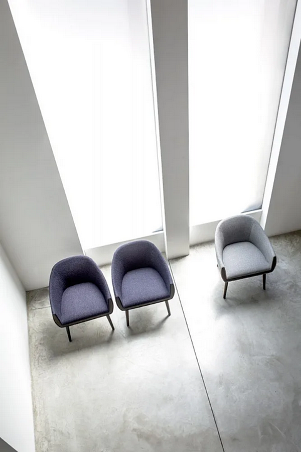 Fauteuil en tissu rembourré avec accoudoirs Ginevra BROSS 1604 usine BROSS de l'Italie. Foto №3