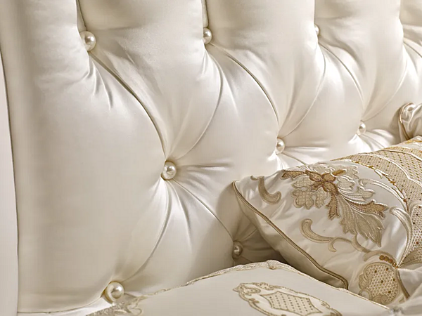 Lit double en tissu avec tête de lit rembourrée A.R. Arredamenti collection Dolcevita usine A.R.ARREDAMENTI SRL de l'Italie. Foto №6