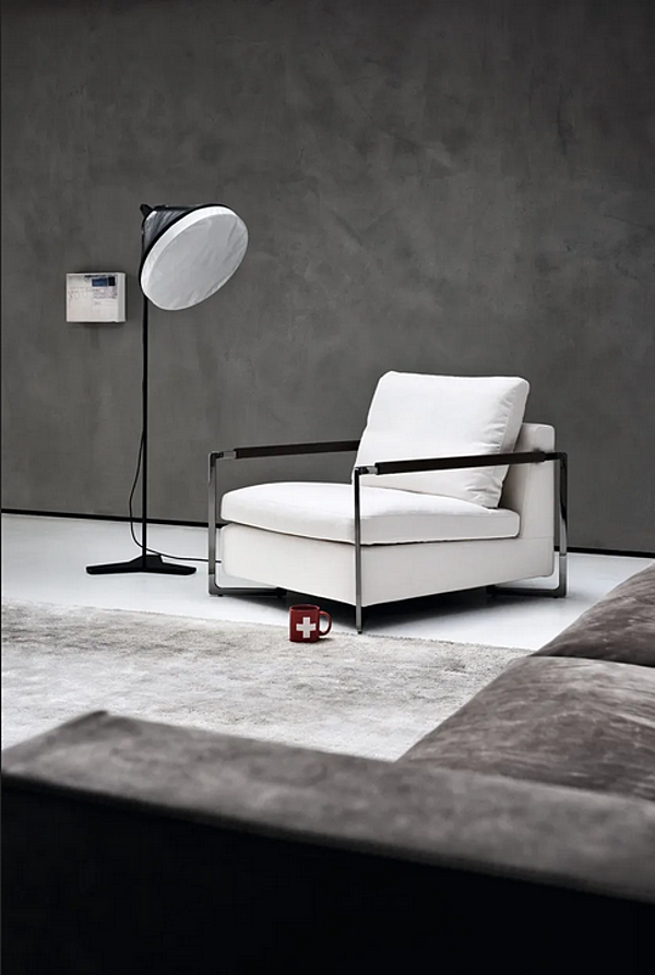 Fauteuil en tissu avec accoudoirs Saba Italia Light usine SABA de l'Italie. Foto №2