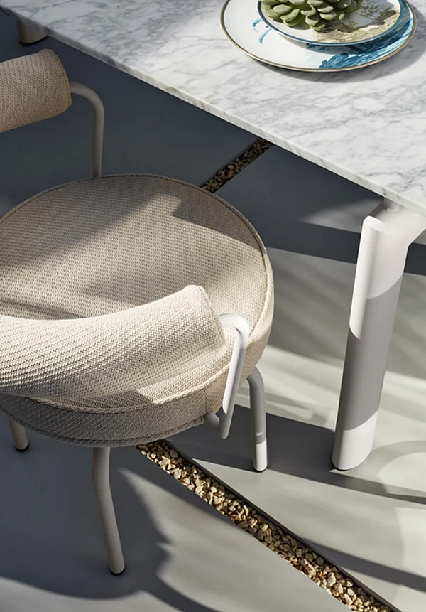Chaise de jardin pivotante avec accoudoirs en extérieur CASSINA 7 007 usine CASSINA de l'Italie. Foto №5