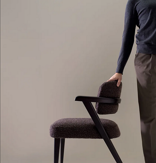 Chaise en bois et tissu avec accoudoirs MONTBEL Jump 5831 5831 usine MONTBEL de l'Italie. Foto №4