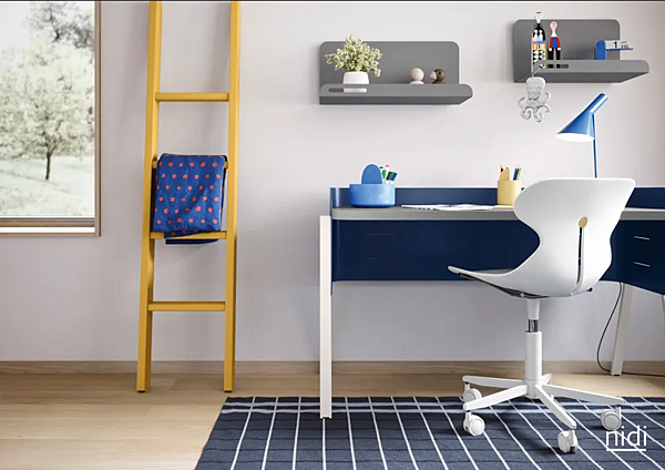 Bureau d'écriture pour enfants réglable en hauteur en bois Nidi William usine nidi de l'Italie. Foto №4