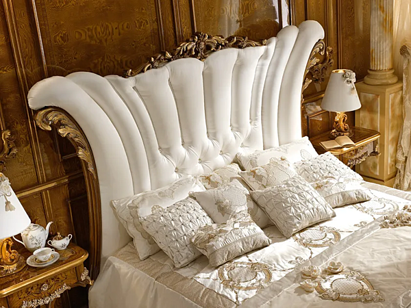 Lit double en tissu avec tête de lit rembourrée A.R. Arredamenti collection Dolcevita usine A.R.ARREDAMENTI SRL de l'Italie. Foto №3