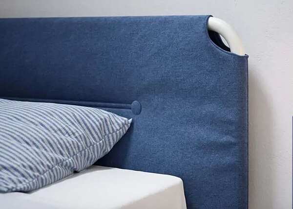 Lit simple pour enfant avec tête de lit rembourrée Nidi Tube usine nidi de l'Italie. Foto №5