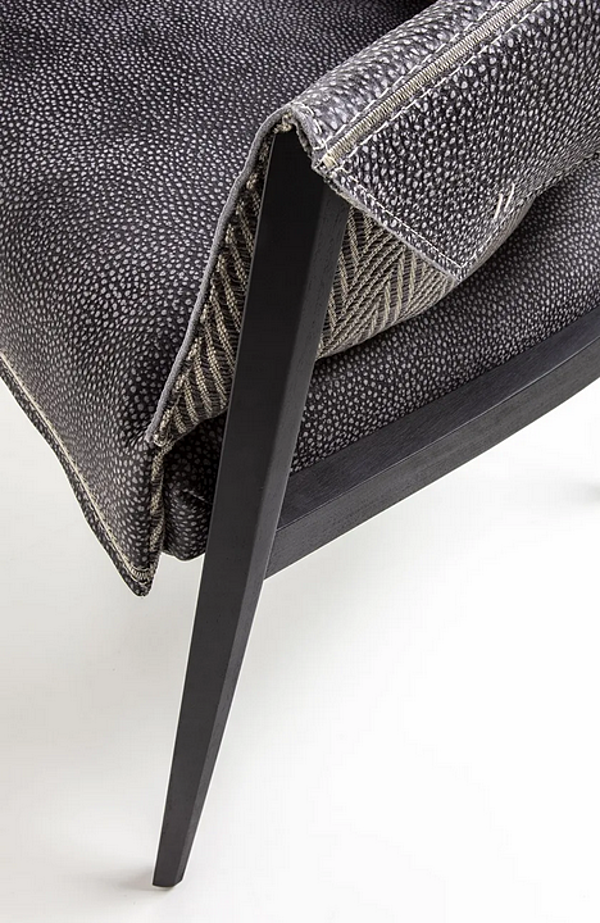 Fauteuil en cuir rembourré avec accoudoirs Liza Frigerio usine Frigerio de l'Italie. Foto №4