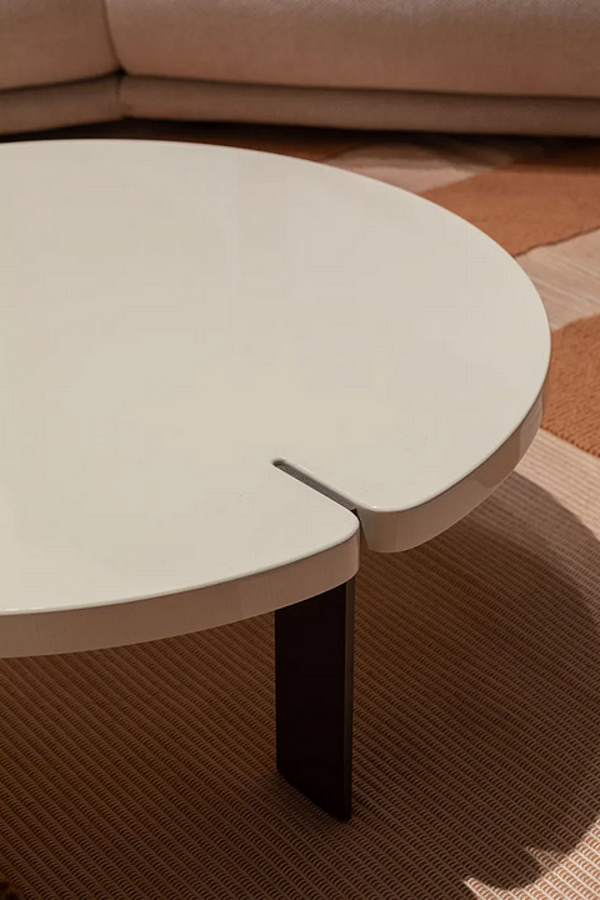 Table basse ronde en bois Butter Saba usine SABA de l'Italie. Foto №5