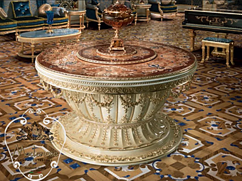 Table ronde en bois Modenese Luxury Interiors 14104 Table ronde en bois Modenese Luxury Interiors 14104 usine MODENESE GASTONE de l'Italie
