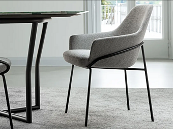 Fauteuil en tissu rembourré avec accoudoirs Jackie BertO usine BertO de l'Italie