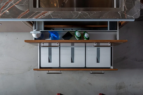 Cuisine sur mesure en eucalyptus avec poignées et péninsule Essenza Numero 5 Martini Interiors usine MARTINI INTERIORS de l'Italie. Foto №13