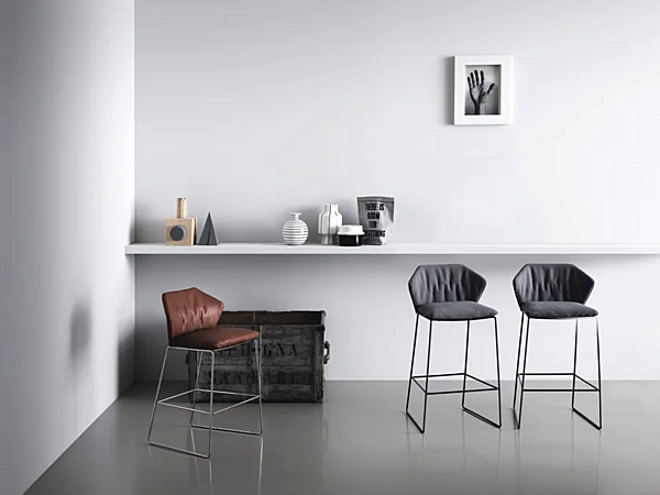 Tabouret en tissu avec repose-pieds Saba collection New York usine SABA de l'Italie. Foto №4