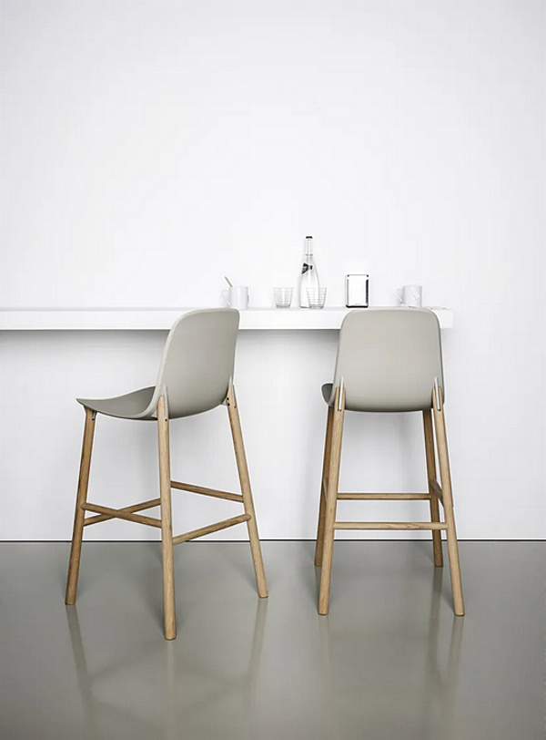 Tabouret de bar en polyuréthane avec dossier Sharky Kristalia usine Kristalia de l'Italie. Foto №3