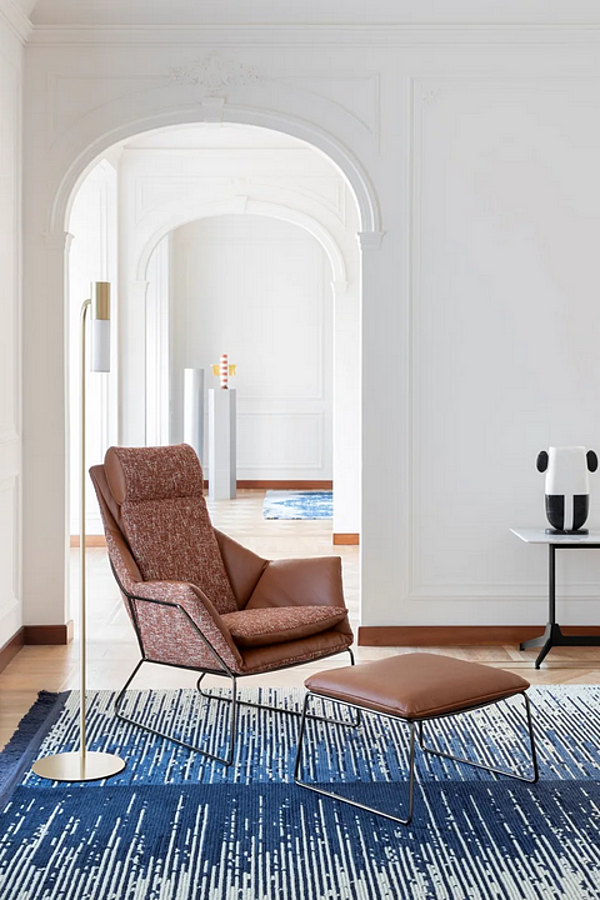 Fauteuil bergère à dossier haut en tissu Saba New York usine SABA de l'Italie. Foto №3