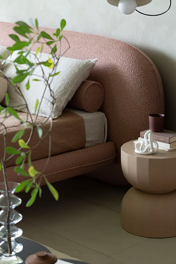 Lit double avec tête de lit rembourrée en tissu Wabi Saba usine SABA de l'Italie. Foto №3