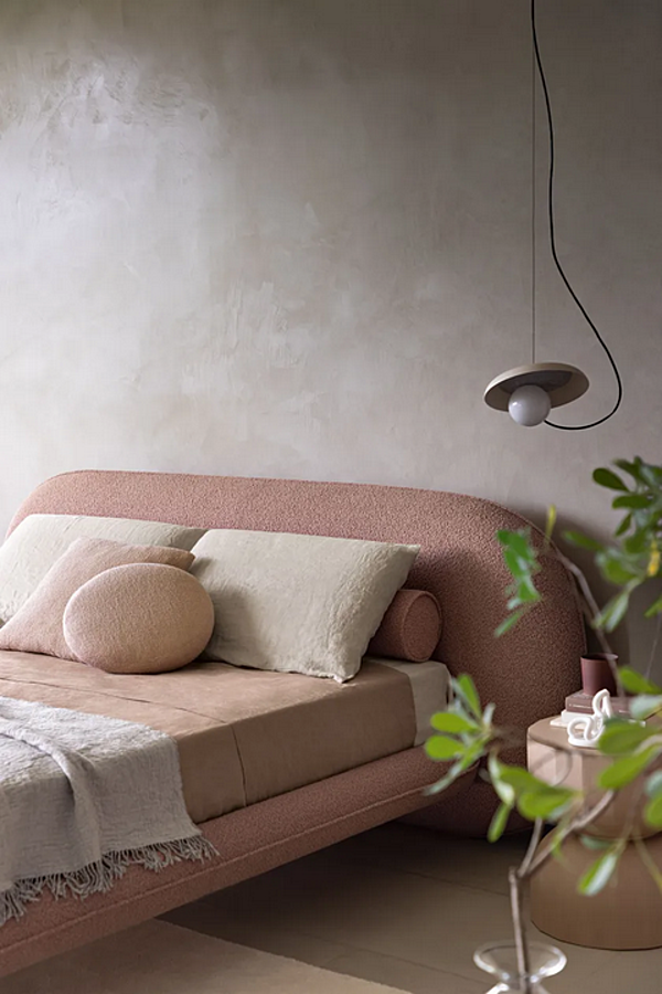 Lit double avec tête de lit rembourrée en tissu Wabi Saba usine SABA de l'Italie. Foto №9