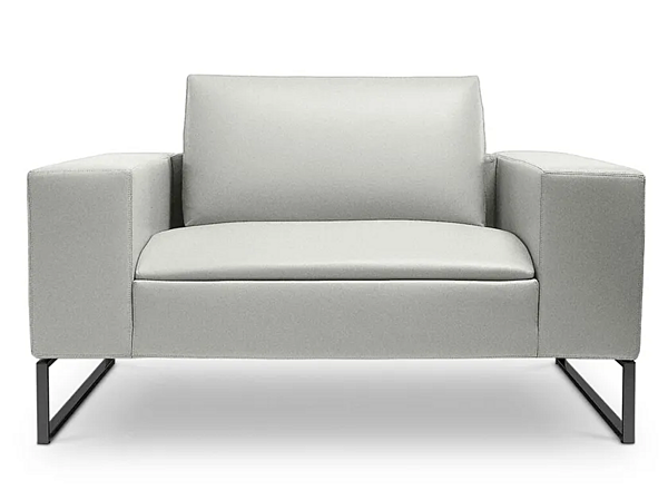 Fauteuil en cuir avec accoudoirs sur base traîneau Kubico I 4 Mariani usine i 4 Mariani de l'Italie. Foto №1