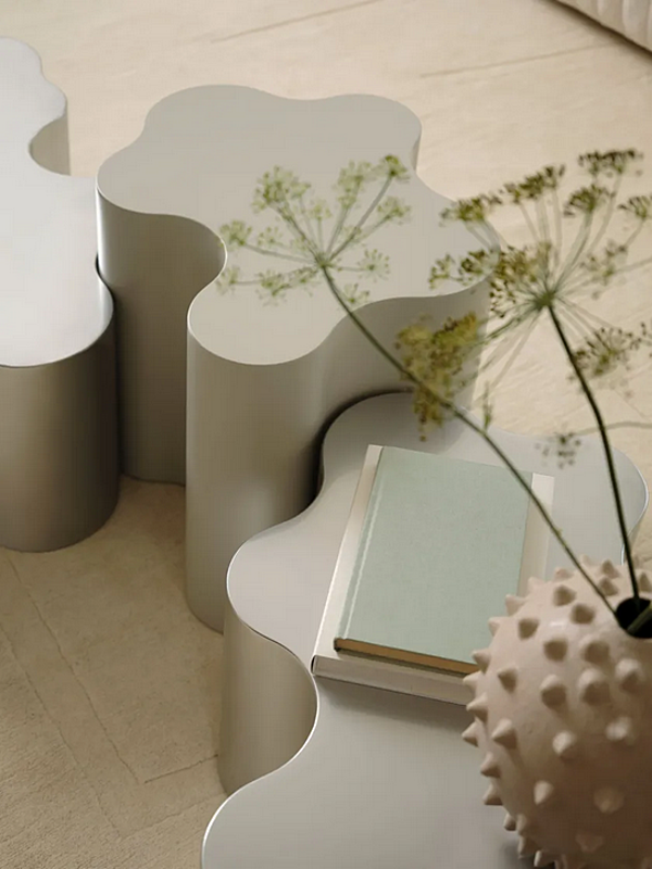 Table basse en polyuréthane rigide Teatro Magico Saba usine SABA de l'Italie. Foto №7