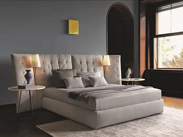 Lit avec tête de lit haute en angle en tissu Flou Paravento usine Flou de l'Italie. Foto №9