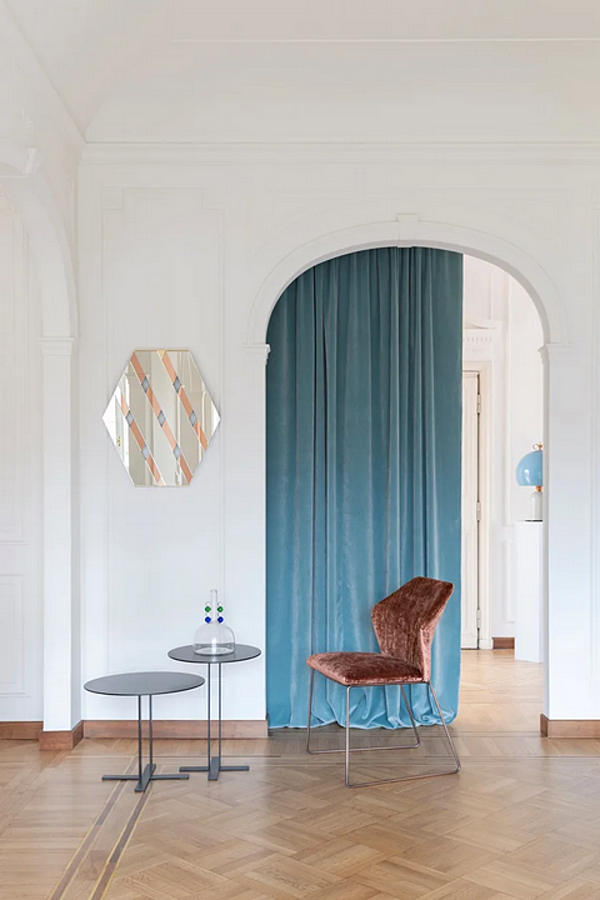 Chaise avec structure en métal et tissu rembourré Saba collection New York usine SABA de l'Italie. Foto №5