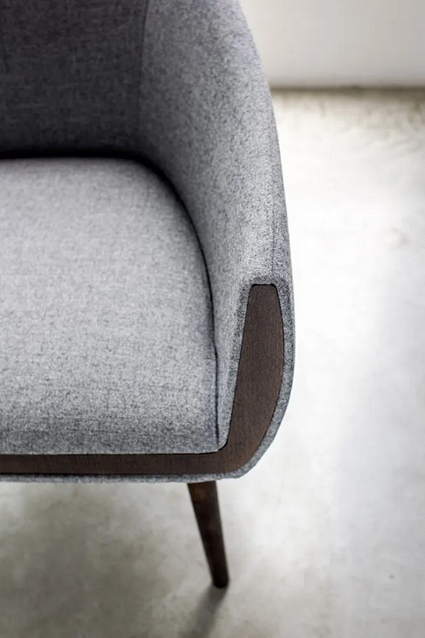 Fauteuil en tissu rembourré avec accoudoirs Ginevra BROSS 1604 usine BROSS de l'Italie. Foto №4