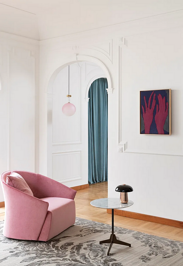 Fauteuil en tissu avec housse amovible et accoudoirs Saba Bustier usine SABA de l'Italie. Foto №3