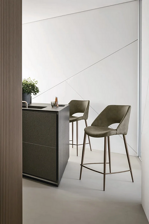 Tabouret en cuir écologique avec dossier ARISA SEDIT usine SEDIT de l'Italie. Foto №2