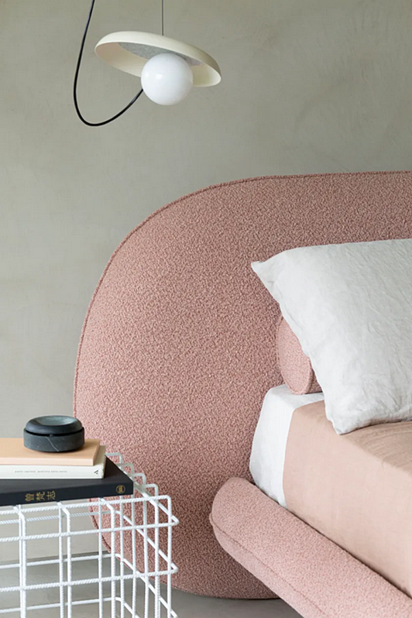 Lit double avec tête de lit rembourrée en tissu Wabi Saba usine SABA de l'Italie. Foto №4