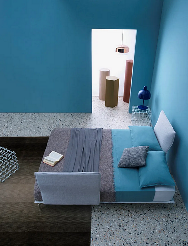 Lit double en tissu avec tête de lit rembourrée Saba Avant Après usine SABA de l'Italie. Foto №4