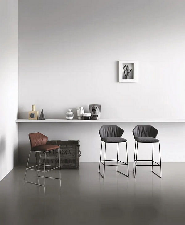 Tabouret en tissu avec repose-pieds Saba collection New York usine SABA de l'Italie. Foto №3