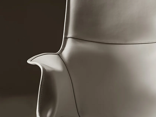 Fauteuil en cuir tanné avec repose-tête Mobius GIORGETTI usine GIORGETTI de l'Italie. Foto №4