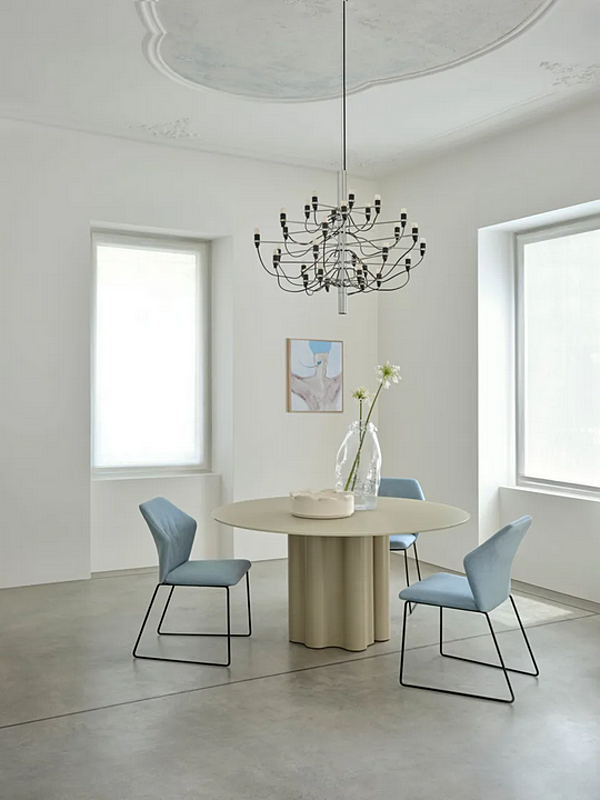 Table ovale en polyuréthane avec plateau en verre laqué Teatro Magico Saba usine SABA de l'Italie. Foto №8