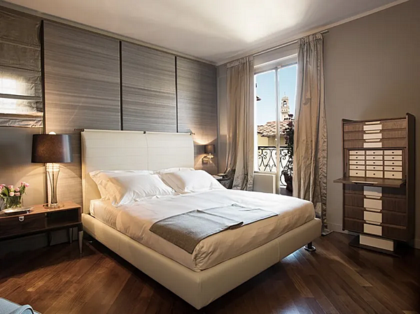 Lit double avec tête de lit rembourrée en tissu GIORGETTI KAO usine GIORGETTI de l'Italie. Foto №3