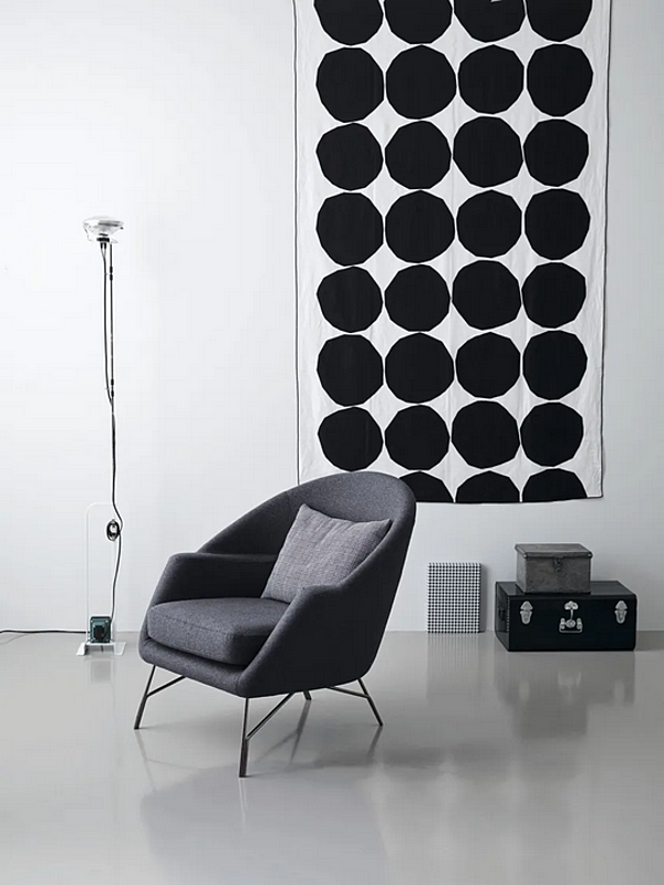 Fauteuil en tissu avec accoudoirs Chillout Saba usine SABA de l'Italie. Foto №5