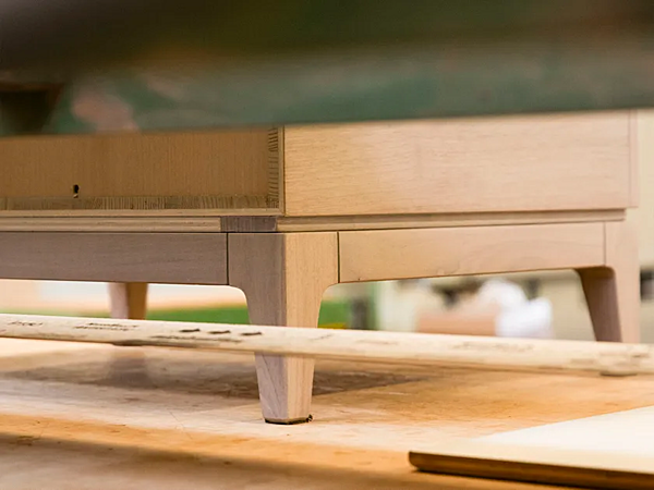 Table de chevet en bois massif avec tiroirs DALE M 631 usine DALE de l'Italie. Foto №7